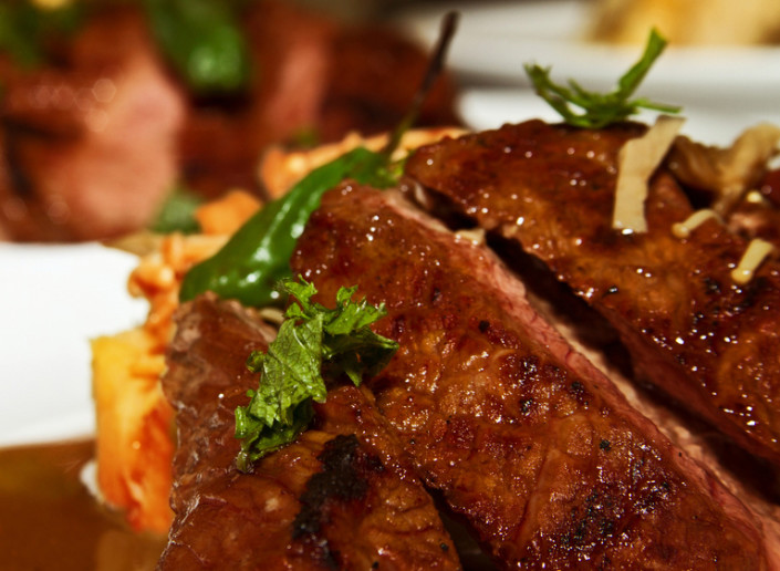 Filete de res en mole Yucateco