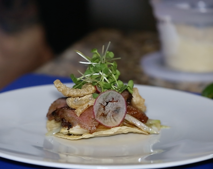 Tostada de filete de res al guajillo